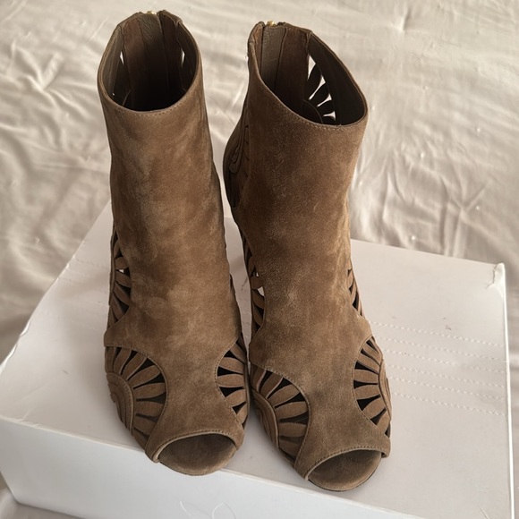 Women’s Tory Burch boot heels - Picture 2 of 5